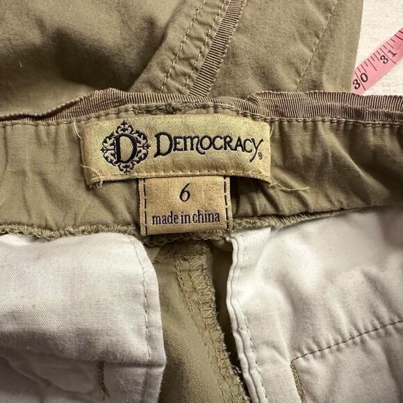 Democracy Y2K Cropped Cargo Pants - Picture 4 of 5